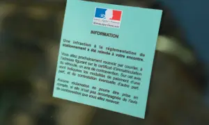 Avis de contravention pour stationnement. Ce document informe d'une infraction et des démarches à suivre, comme une lettre au maire pour problème de stationnement.