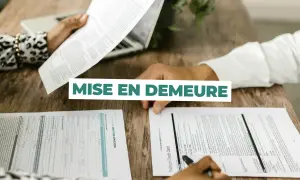 Mise en demeure pour un délai de livraison non respecté. Des documents sont examinés sur un bureau en bois.