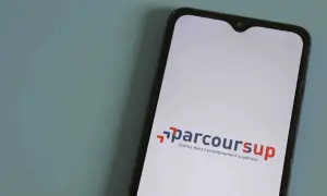 Smartphone affichant le logo Parcoursup et le slogan "Entrez dans l'enseignement supérieur".