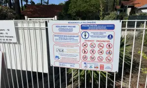Panneau de règlement de piscine : baignade non surveillée, douches obligatoires, interdictions. Modèle affiche pour bruit voisinage.