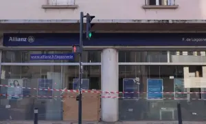 Façade de l'agence Allianz, avec ruban de chantier. Une affiche mentionne "l'offre Allianz, reconnue".