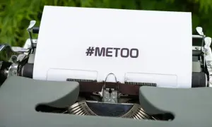 Machine à écrire ancienne avec une feuille affichant "#METOO", symbole d'un exemple de plainte pour harcèlement psychologique.
