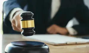 Marteau de juge prêt à frapper, symbolisant une décision sur une lettre de recours MaPrimeRénov'.