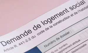 Document "Demande de logement social" avec un champ "Numéro de dossier". Ce courrier de renonciation du demandeur logement est prêt à être rempli.