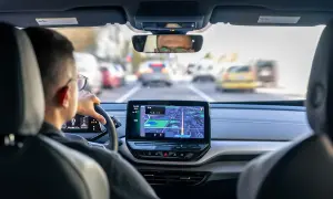 Conducteur concentré sur le GPS, préparant sa lettre de motivation pour devenir conducteur de voiture radar.