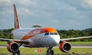 Avion EasyJet sur la piste, prêt pour le décollage. Espérons qu'il n'y aura pas de remboursement retard EasyJet pour ce vol !