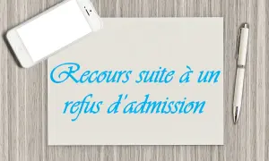 Un modèle de recours gracieux suite à un refus d'admission, avec un smartphone et un stylo sur un bureau en bois.