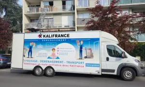 Camion Kalifrance, spécialiste du déménagement, avec une échelle pour monter des cartons dans un immeuble. Ce modèle d'arrêté d'autorisation de stationnement pour déménagement est bien représenté.