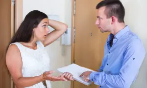 Un homme explique à une voisine comment faire une pétition de voisinage. Elle semble surprise et perplexe.