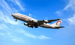 Un avion de la RAM, un Boeing 747-400, décolle sous un ciel bleu et nuageux.