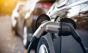 Une voiture électrique en charge. Pour le droit à la prise en copropriété, une lettre type peut être utile.