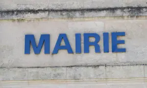Les lettres bleues "MAIRIE" sur un mur en pierre. Idéal pour illustrer une lettre de motivation fonction publique.