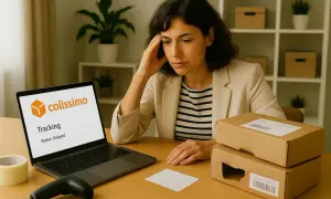 Femme soucieuse devant son ordinateur affichant "Colissimo Tracking: Status: Delayed". Un problème de livraison DPD ?
