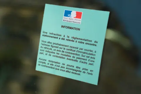 Avis de contravention pour stationnement. Ce document informe d'une infraction et des démarches à suivre, comme une lettre au maire pour problème de stationnement.