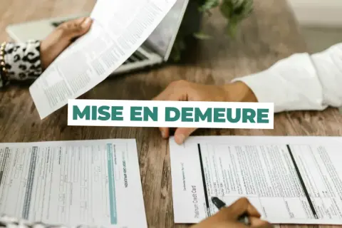 Mise en demeure pour un délai de livraison non respecté. Des documents sont examinés sur un bureau en bois.
