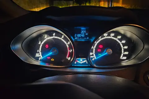 Tableau de bord d'une Ford, allumé la nuit. Le kilométrage est de 218048 km. Cela pourrait servir de preuve pour une lettre de réclamation Ford France.
