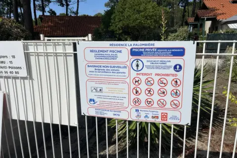 Panneau de règlement de piscine : baignade non surveillée, douches obligatoires, interdictions. Modèle affiche pour bruit voisinage.
