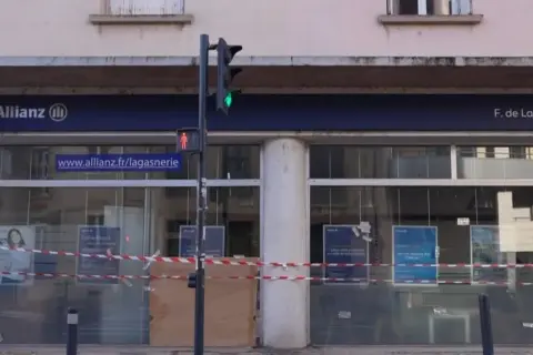 Façade de l'agence Allianz, avec ruban de chantier. Une affiche mentionne "l'offre Allianz, reconnue".