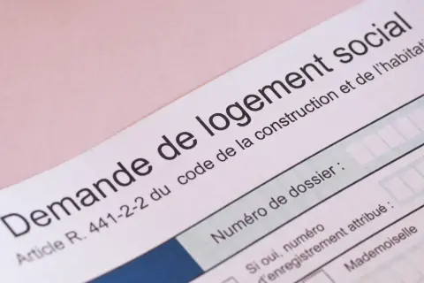 Document "Demande de logement social" avec un champ "Numéro de dossier". Ce courrier de renonciation du demandeur logement est prêt à être rempli.