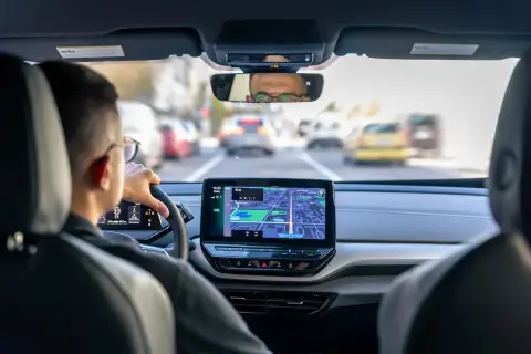 Conducteur concentré sur le GPS, préparant sa lettre de motivation pour devenir conducteur de voiture radar.