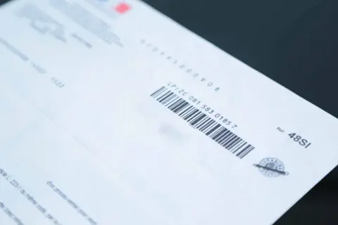 Un document officiel avec un code-barres et la mention "modèle de lettre de demande de médiation".