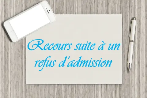 Un modèle de recours gracieux suite à un refus d'admission, avec un smartphone et un stylo sur un bureau en bois.