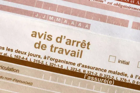 Un document officiel avec le titre "avis d'arrêt de travail" en gros caractères dorés. Il contient des champs pour des dates et des informations administratives.