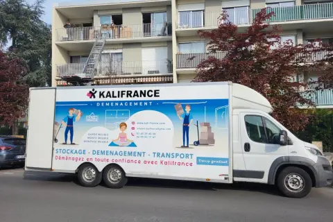 Camion Kalifrance, spécialiste du déménagement, avec une échelle pour monter des cartons dans un immeuble. Ce modèle d'arrêté d'autorisation de stationnement pour déménagement est bien représenté.