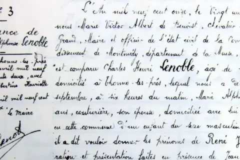 Extrait d'un acte de naissance pour René Jean Alphonse Lenoble. Ce document officiel, une lettre demande acte de naissance, détaille les informations sur l'enfant et ses parents.