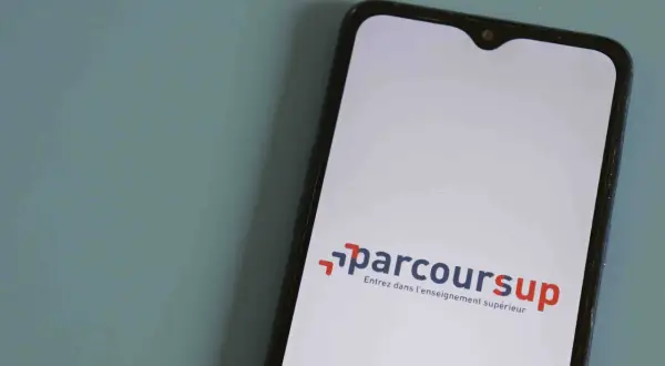 Smartphone affichant le logo Parcoursup et le slogan "Entrez dans l'enseignement supérieur".