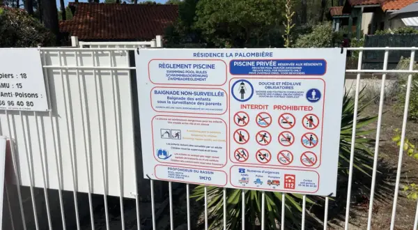 Panneau de règlement de piscine : baignade non surveillée, douches obligatoires, interdictions. Modèle affiche pour bruit voisinage.