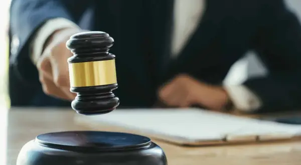 Marteau de juge prêt à frapper, symbolisant une décision sur une lettre de recours MaPrimeRénov'.