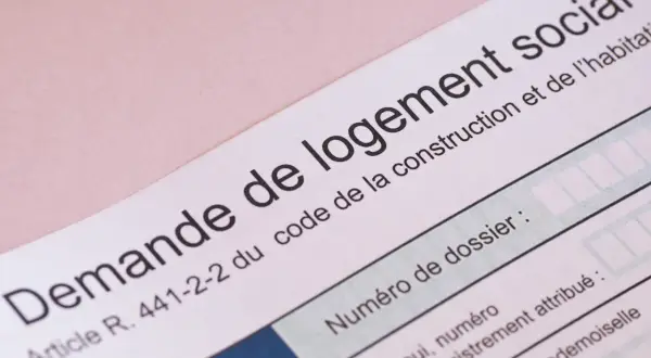 Document "Demande de logement social" avec un champ "Numéro de dossier". Ce courrier de renonciation du demandeur logement est prêt à être rempli.