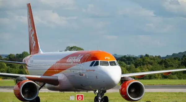 Avion EasyJet sur la piste, prêt pour le décollage. Espérons qu'il n'y aura pas de remboursement retard EasyJet pour ce vol !