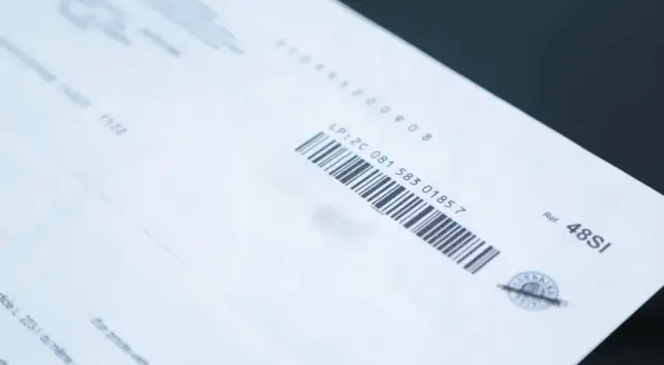 Un document officiel avec un code-barres et la mention "modèle de lettre de demande de médiation".
