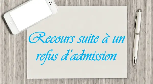 Un modèle de recours gracieux suite à un refus d'admission, avec un smartphone et un stylo sur un bureau en bois.