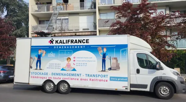 Camion Kalifrance, spécialiste du déménagement, avec une échelle pour monter des cartons dans un immeuble. Ce modèle d'arrêté d'autorisation de stationnement pour déménagement est bien représenté.