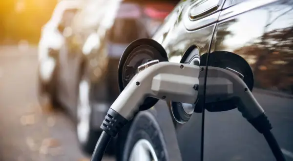 Une voiture électrique en charge. Pour le droit à la prise en copropriété, une lettre type peut être utile.