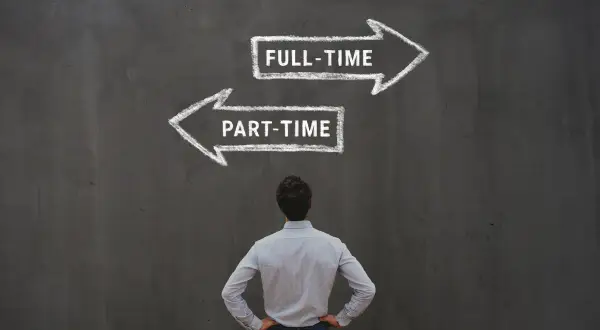 Un homme face à un choix : "Full-time" ou "Part-time". Un visuel pour un modèle lettre demande temps partiel.