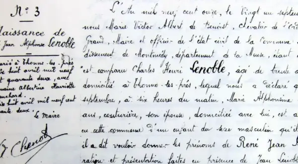 Extrait d'un acte de naissance pour René Jean Alphonse Lenoble. Ce document officiel, une lettre demande acte de naissance, détaille les informations sur l'enfant et ses parents.