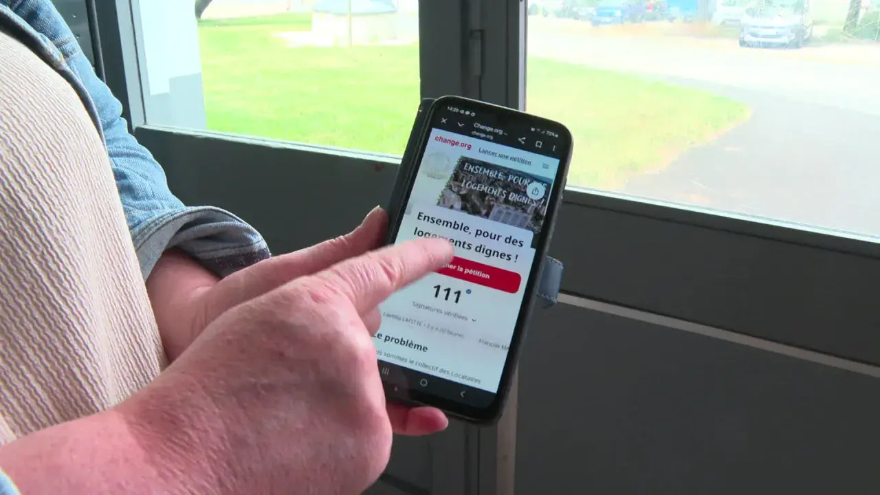 Une personne consulte sur son téléphone un modèle pétition locataires sur Change.org, demandant des logements dignes.