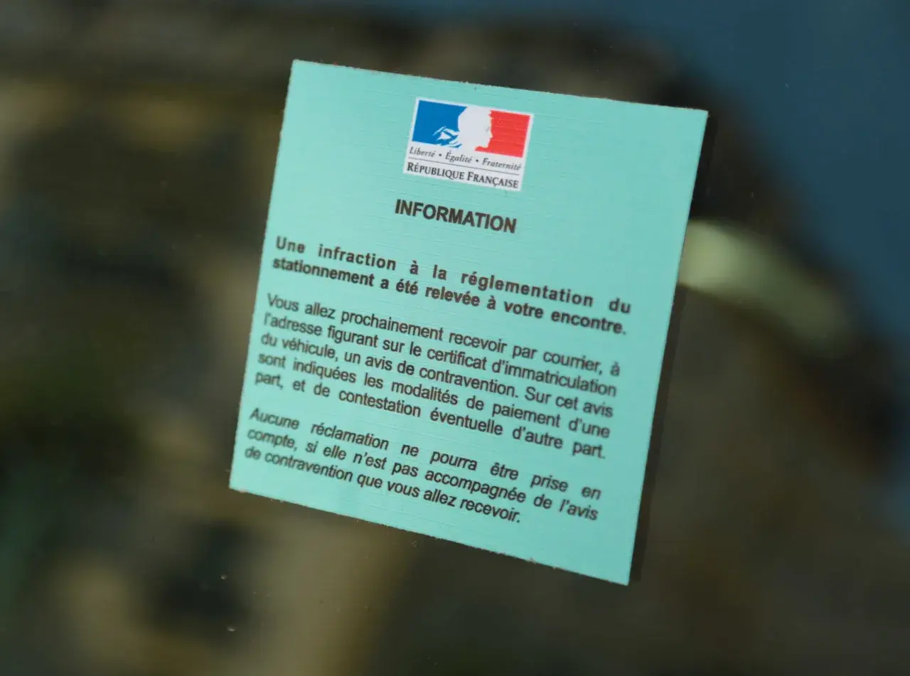 Avis de contravention pour stationnement. Ce document informe d'une infraction et des démarches à suivre, comme une lettre au maire pour problème de stationnement.