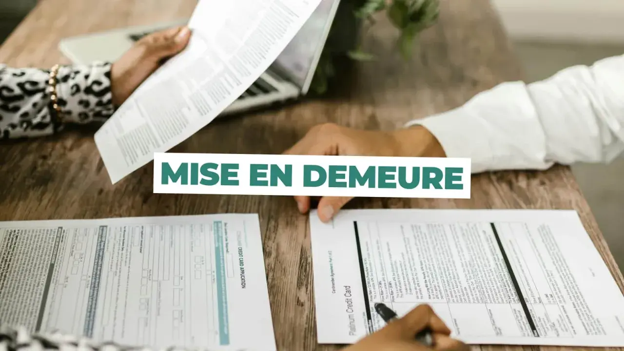 Mise en demeure pour un délai de livraison non respecté. Des documents sont examinés sur un bureau en bois.