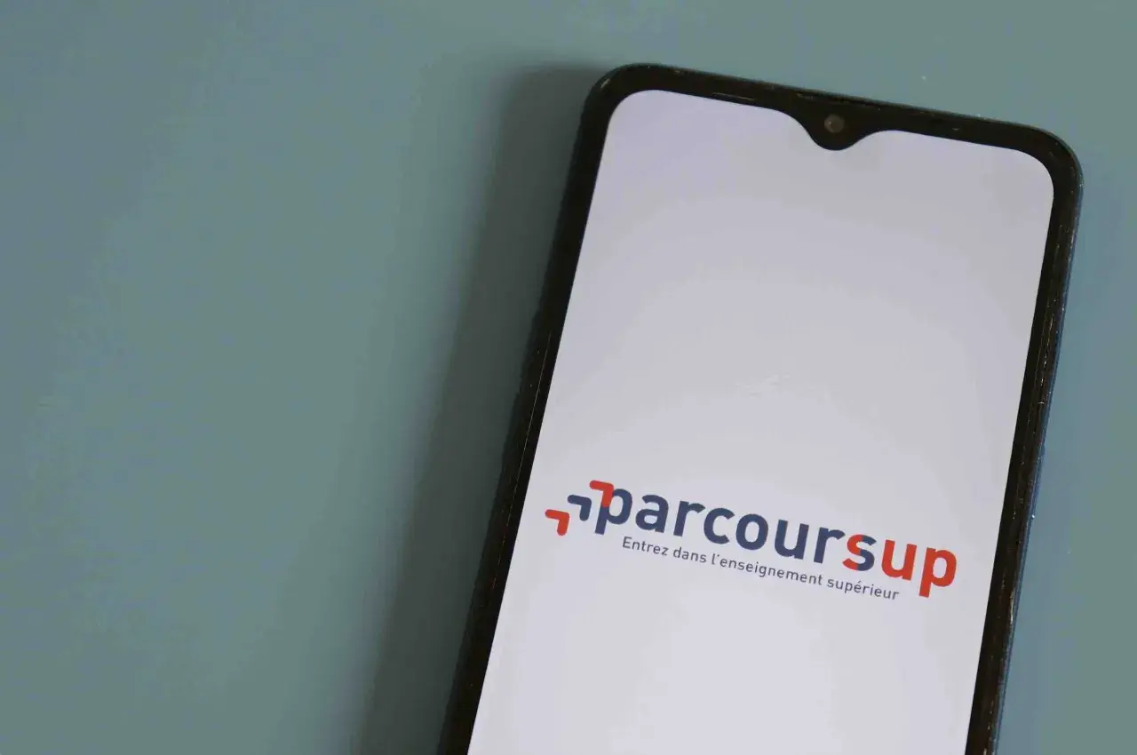 Smartphone affichant le logo Parcoursup et le slogan "Entrez dans l'enseignement supérieur".