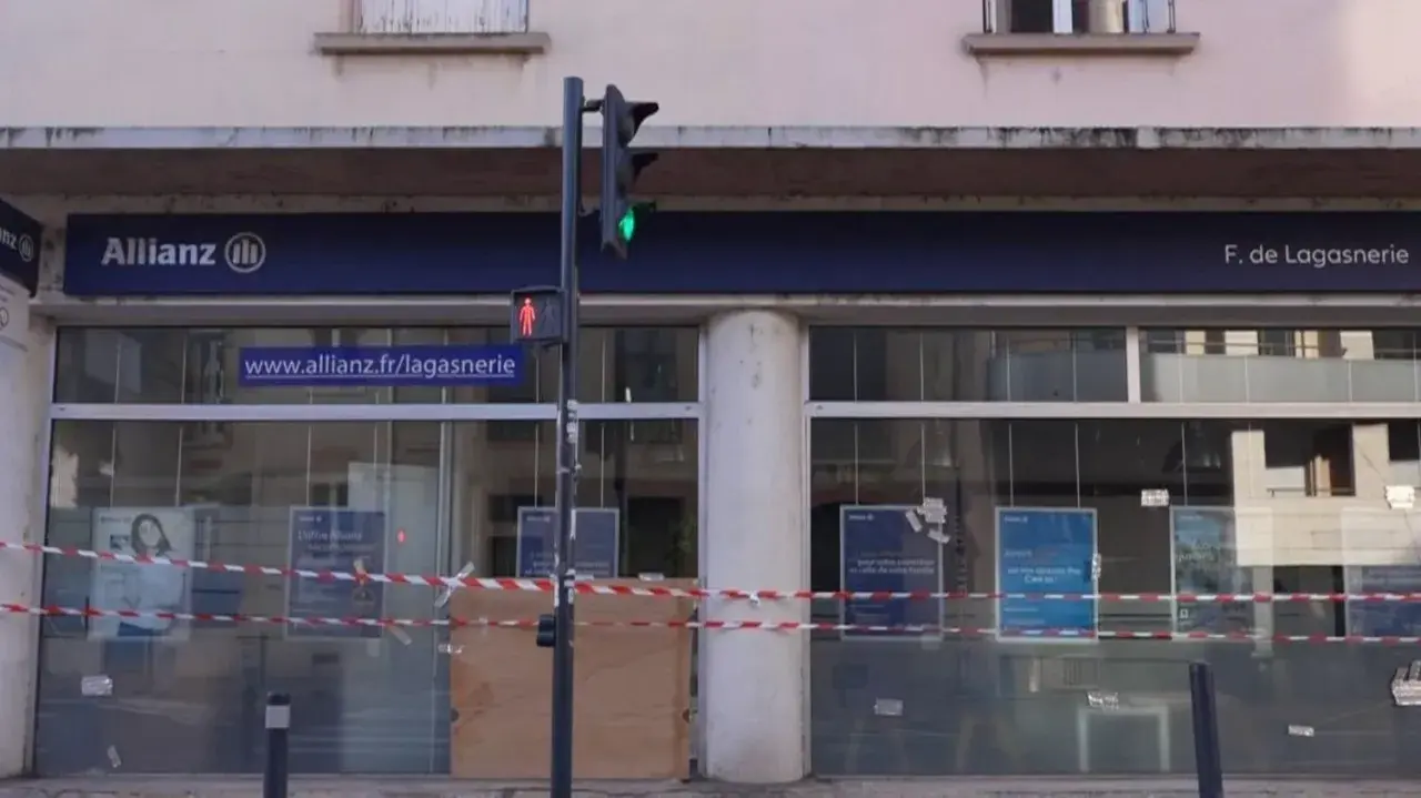 Façade de l'agence Allianz, avec ruban de chantier. Une affiche mentionne "l'offre Allianz, reconnue".