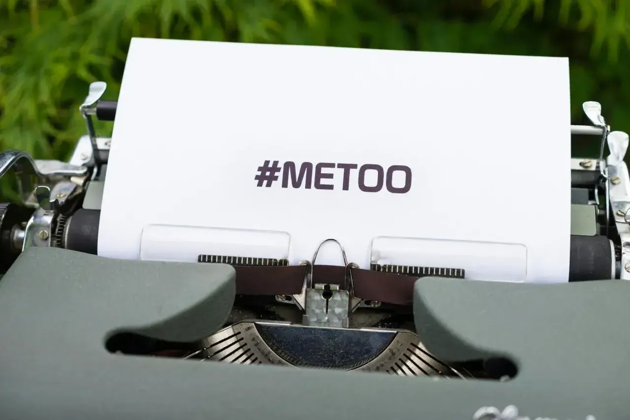 Machine à écrire ancienne avec une feuille affichant "#METOO", symbole d'un exemple de plainte pour harcèlement psychologique.