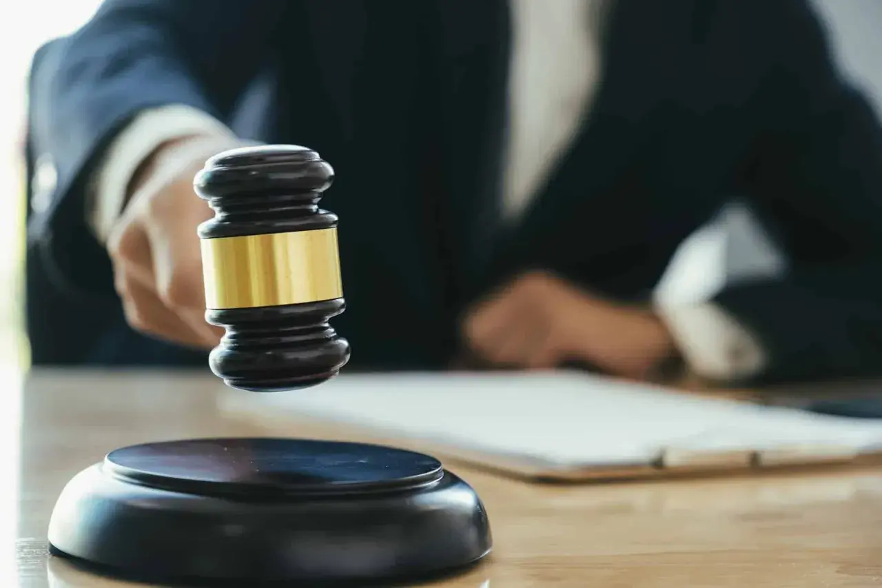Marteau de juge prêt à frapper, symbolisant une décision sur une lettre de recours MaPrimeRénov'.