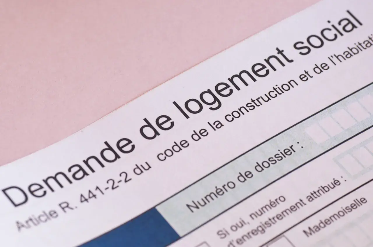 Document "Demande de logement social" avec un champ "Numéro de dossier". Ce courrier de renonciation du demandeur logement est prêt à être rempli.