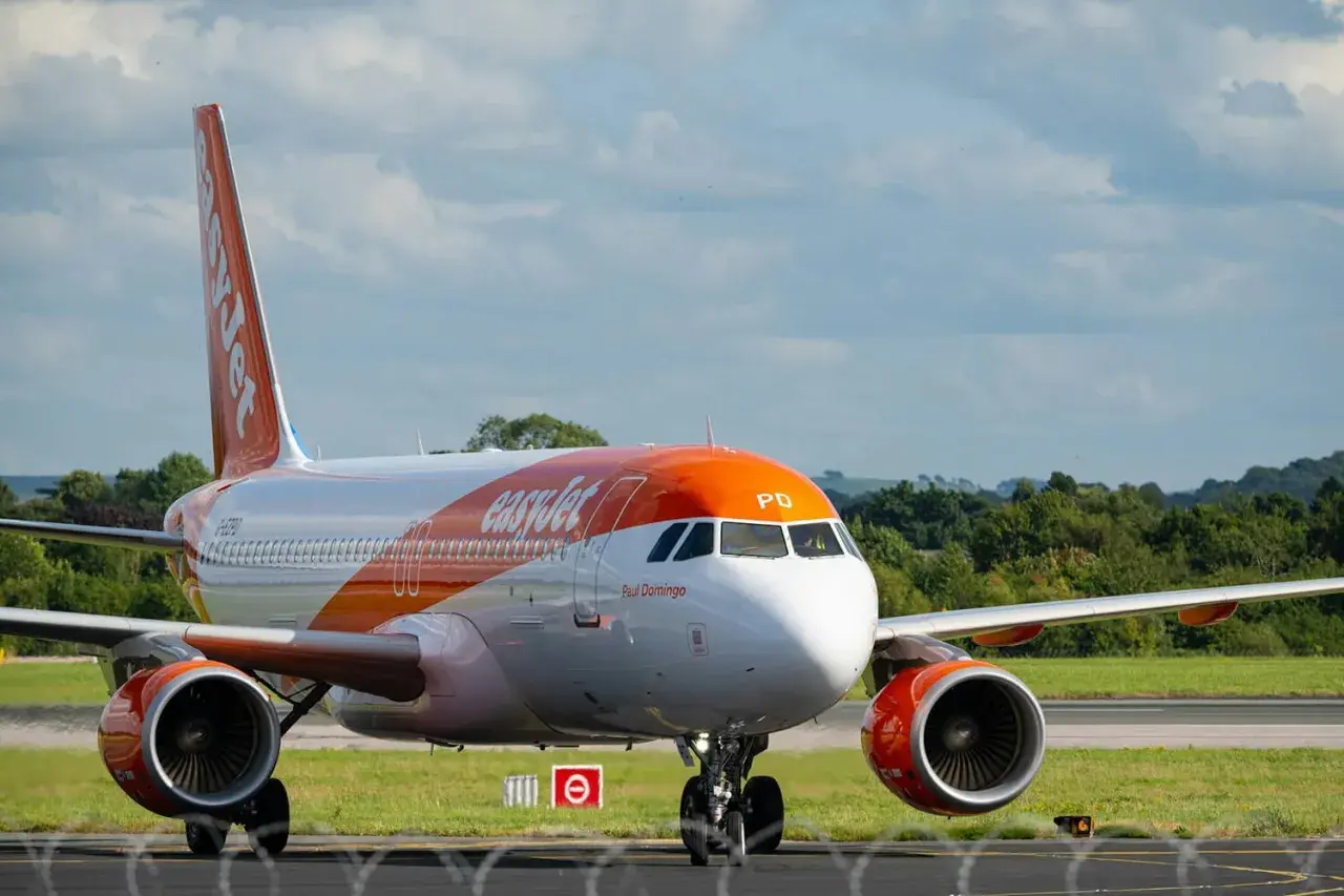 Avion EasyJet sur la piste, prêt pour le décollage. Espérons qu'il n'y aura pas de remboursement retard EasyJet pour ce vol !