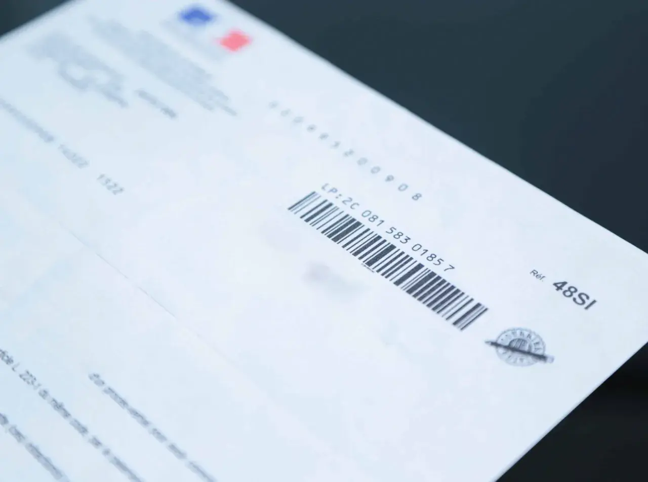 Un document officiel avec un code-barres et la mention "modèle de lettre de demande de médiation".
